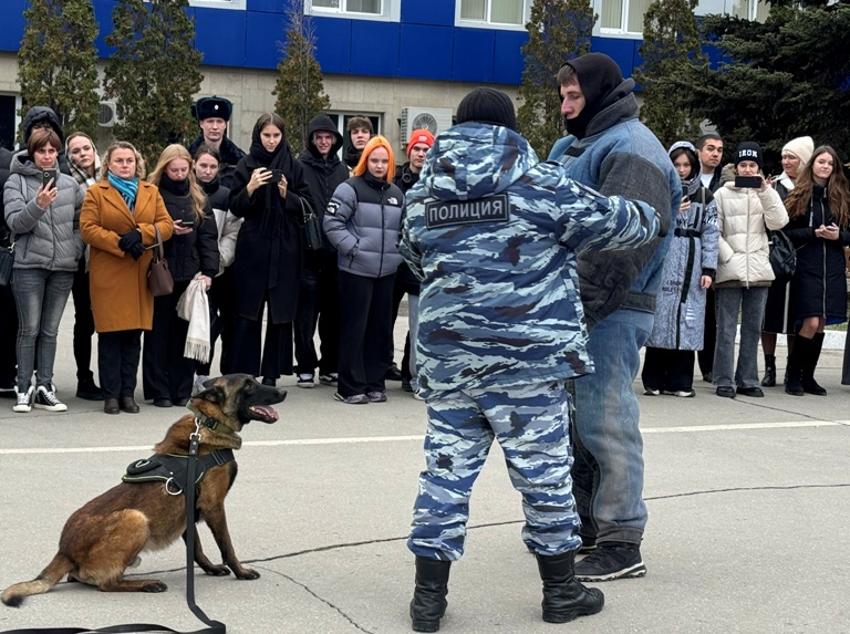 «День открытых дверей» провели для старшеклассников саратовские полицейские