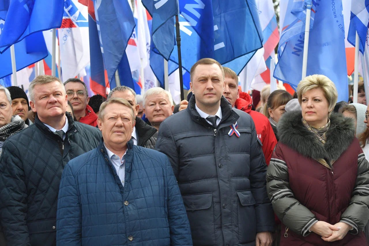 В Саратове прошел концерт-митинг в честь дня воссоединения Крыма с Россией В Саратове прошел концерт-митинг в честь дня воссоединения Крыма с Россией