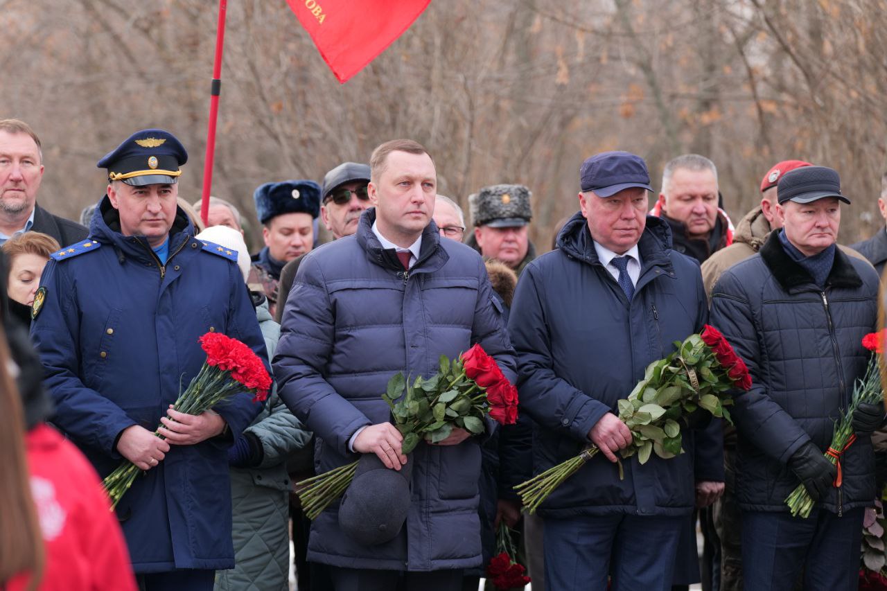 В День Неизвестного солдата глава региона возложил цветы к братской могиле