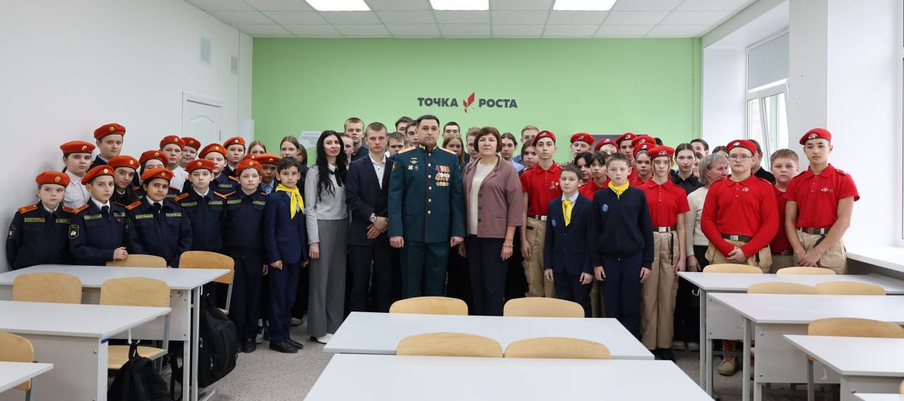 Ученики школы в Тарханах встретились с ветераном СВО Ренатом Аминовым