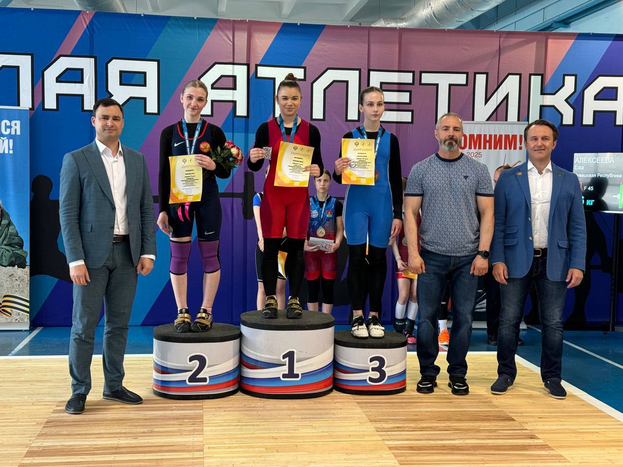 Сильнейшие тяжелоатлеты Приволжского округа борются за победу на саратовском помосте