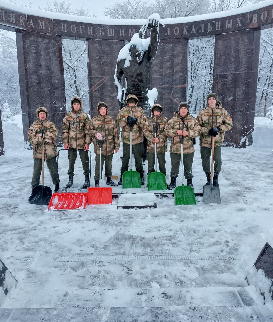 Гвардейцы провели снежную уборку у мемориалов Гвардейцы провели снежную уборку у мемориалов