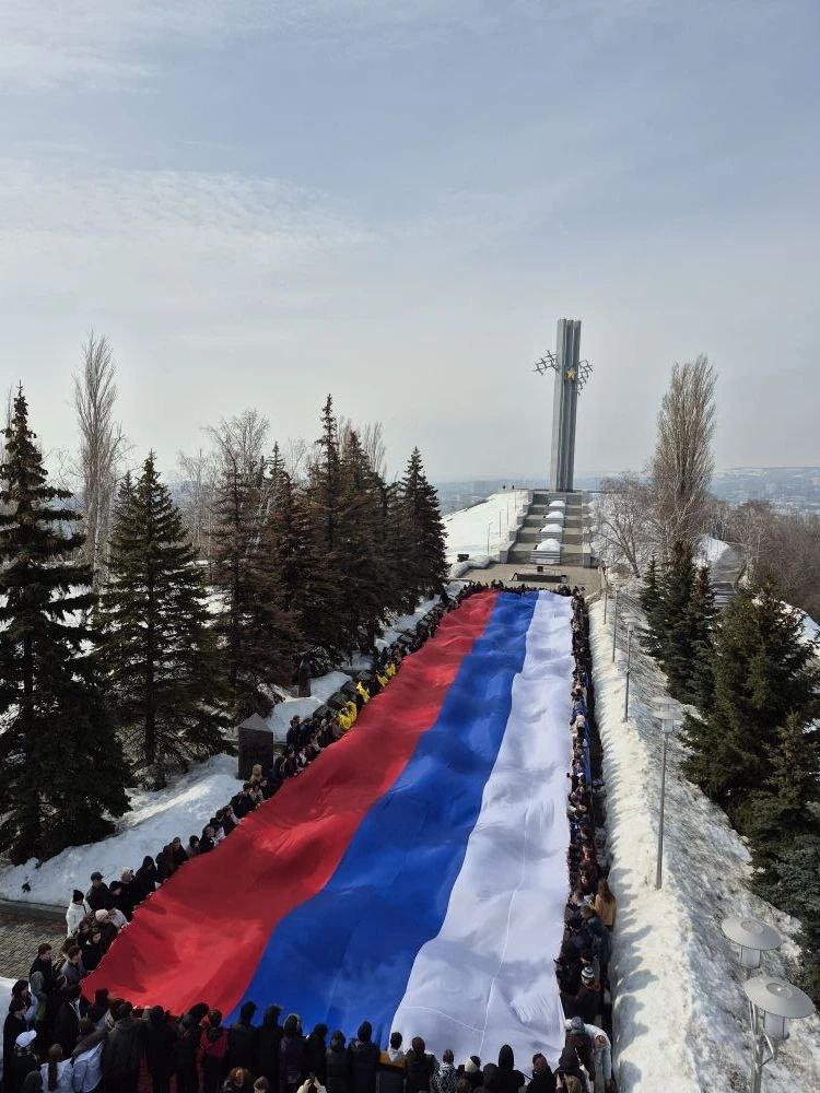 На Аллее Героев в Саратове развернули гигантский триколор На Аллее Героев в Саратове развернули гигантский триколор